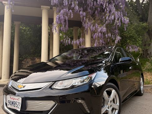 Used 2018 Chevrolet Volt LT image 1