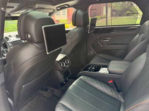 Used 2017 Bentley Bentayga image 14