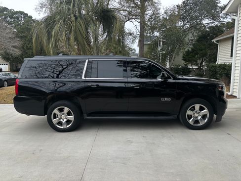 Used 2017 Chevrolet Suburban LT image 8
