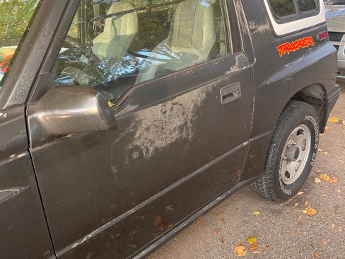 Used 1993 Geo Tracker 4WD 2-Door image 1