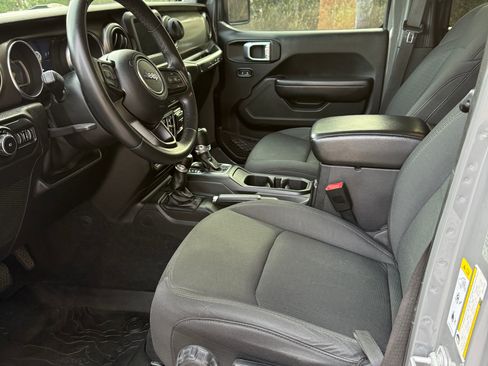 Used 2019 Jeep Wrangler Unlimited Sport S image 4