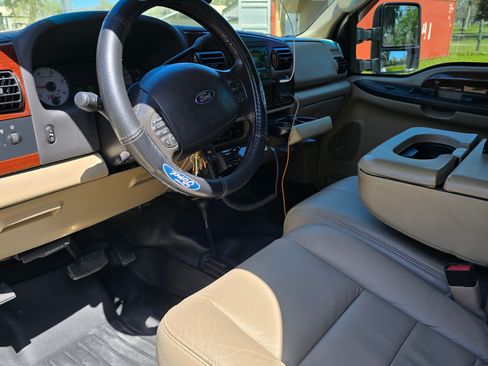 Used 2006 Ford F550 176 W.B. 4D image 10