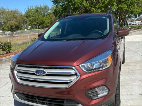 Used 2018 Ford Escape SE w/ SE Sync 3 Package image 2