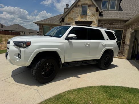 Used 2022 Toyota 4Runner SR5 Premium w/ Moonroof Package AWD/4WD image 4