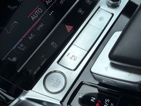 Used 2019 Audi e-tron Prestige w/ Prestige Package AWD/4WD image 26