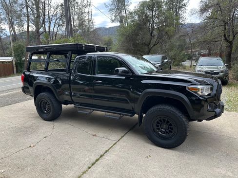 Used 2017 Toyota Tacoma TRD Off-Road image 2