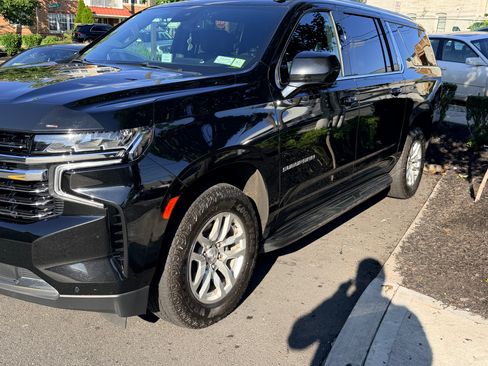 Used 2023 Chevrolet Suburban LT AWD/4WD image 4