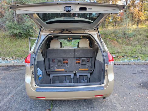 Used 2011 Toyota Sienna CE image 13