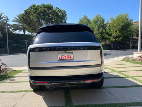 Used 2025 Land Rover Range Rover SE image 1