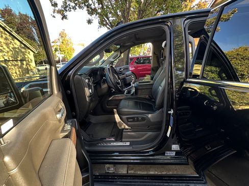 Used 2022 GMC Sierra 3500 Denali w/ Denali Black Diamond Edition image 12