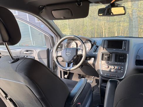 Used 2018 Dodge Grand Caravan SE FWD image 30