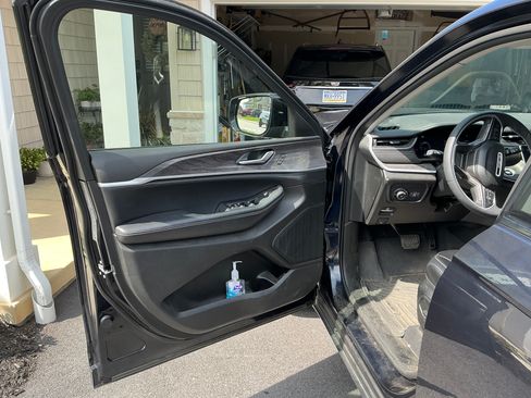 Used 2023 Jeep Grand Cherokee Limited AWD/4WD image 12