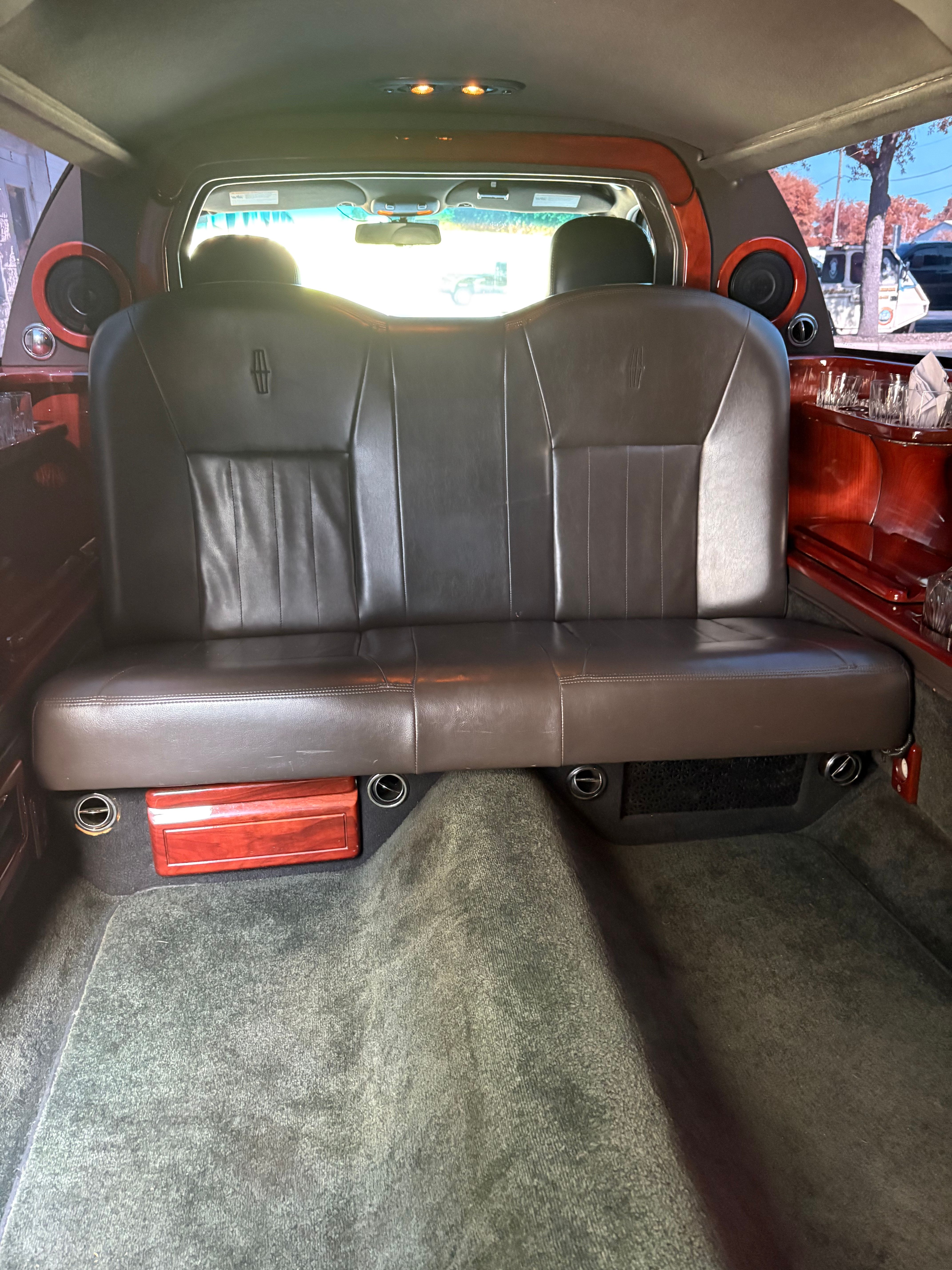 Used 2006 Lincoln Town Car Executive RWD image 12