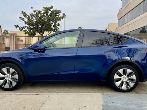 Used 2022 Tesla Model Y Long Range image 10