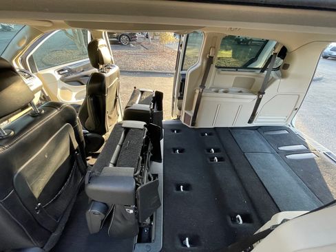 Used 2015 Chrysler Town & Country Limited Platinum FWD image 23