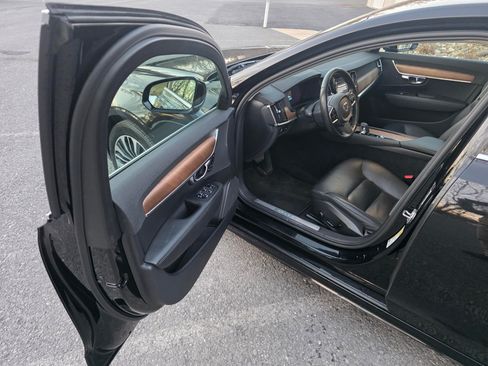 Used 2022 Volvo S90 B6 Momentum image 10