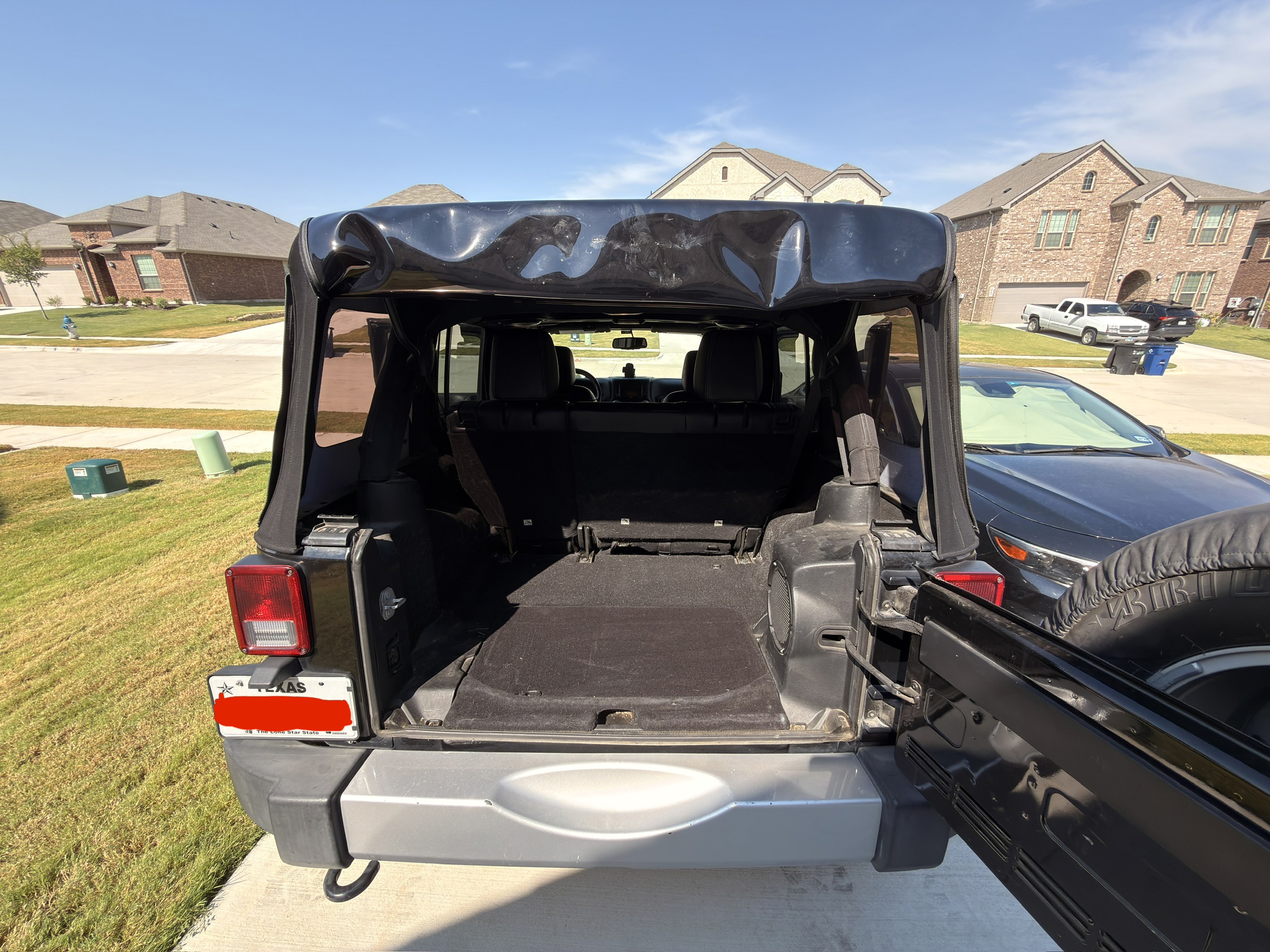 Used 2014 Jeep Wrangler Unlimited Sahara w/ Connectivity Group AWD/4WD image 10