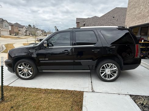 Used 2013 Cadillac Escalade Premium image 2
