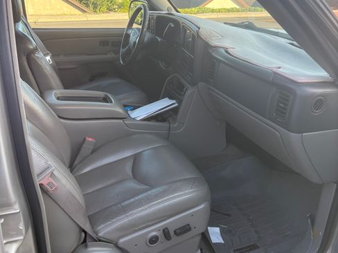 Used 2005 Chevrolet Avalanche Z71 w/ Preferred Equipment Group AWD/4WD image 8