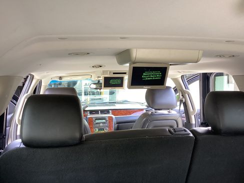 Used 2012 Chevrolet Suburban LT RWD image 4