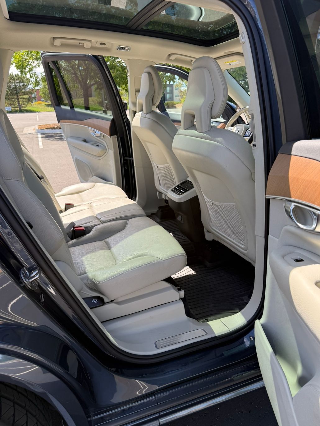 Used 2022 Volvo XC90 T6 Momentum w/ Advanced Package AWD/4WD image 12