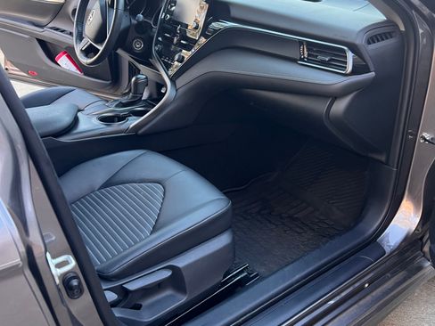 Used 2021 Toyota Camry SE image 2