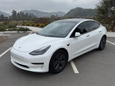 Used 2021 Tesla Model 3 Standard Range Plus image 1