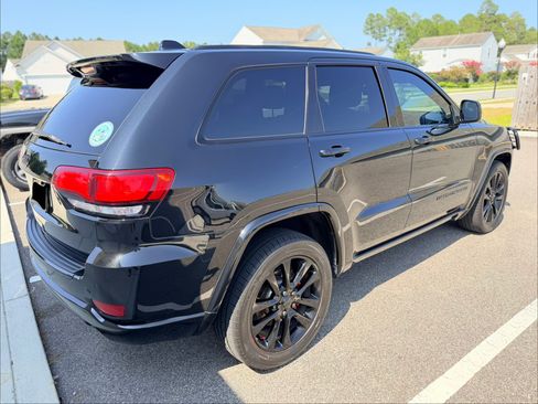 Used 2018 Jeep Grand Cherokee Altitude AWD/4WD image 5