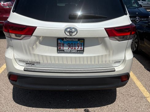 Used 2018 Toyota Highlander LE AWD/4WD image 4