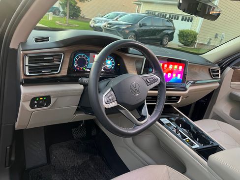 Used 2024 Volkswagen Atlas SE w/ Panoramic Sunroof Package image 13