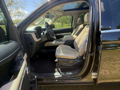 Used 2023 Ford Expedition Max Limited image 12