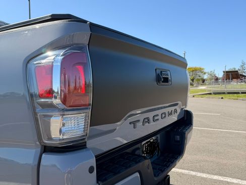 Used 2021 Toyota Tacoma TRD Off-Road w/ TRD Premium Off Road Package AWD/4WD image 4