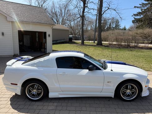 Used 2006 Ford Mustang GT Premium image 2