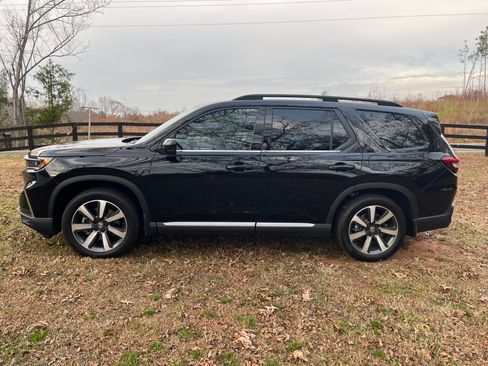 Used 2025 Honda Pilot Touring image 2