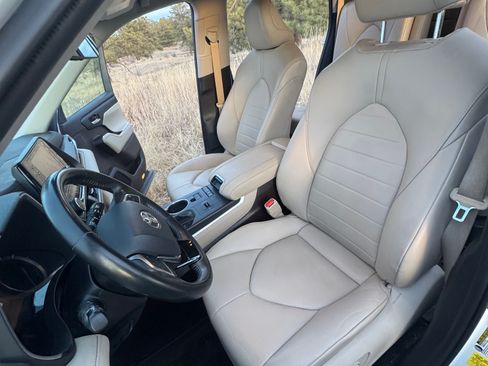 Used 2021 Toyota Highlander XLE image 15