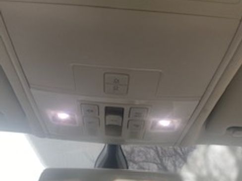 Used 2020 Volkswagen Tiguan SE w/ Panoramic Sunroof Package image 11