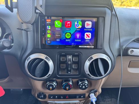 Used 2016 Jeep Wrangler Unlimited Sahara w/ Connectivity Group AWD/4WD image 18