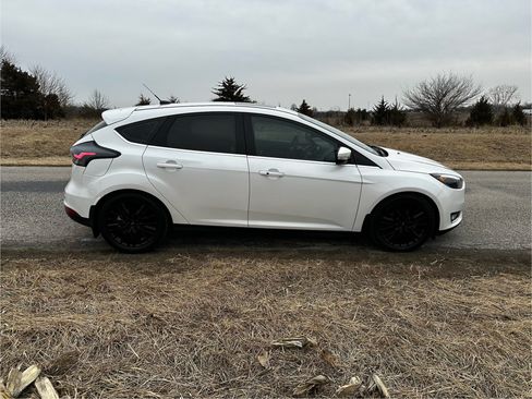 Used 2016 Ford Focus Titanium image 5
