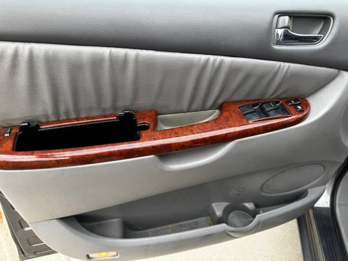 Used 2005 Toyota Sienna XLE Limited image 11