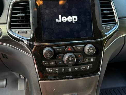 Used 2022 Jeep Grand Cherokee Limited w/ Tech Group AWD/4WD image 12
