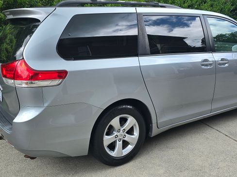 Used 2011 Toyota Sienna LE FWD image 1