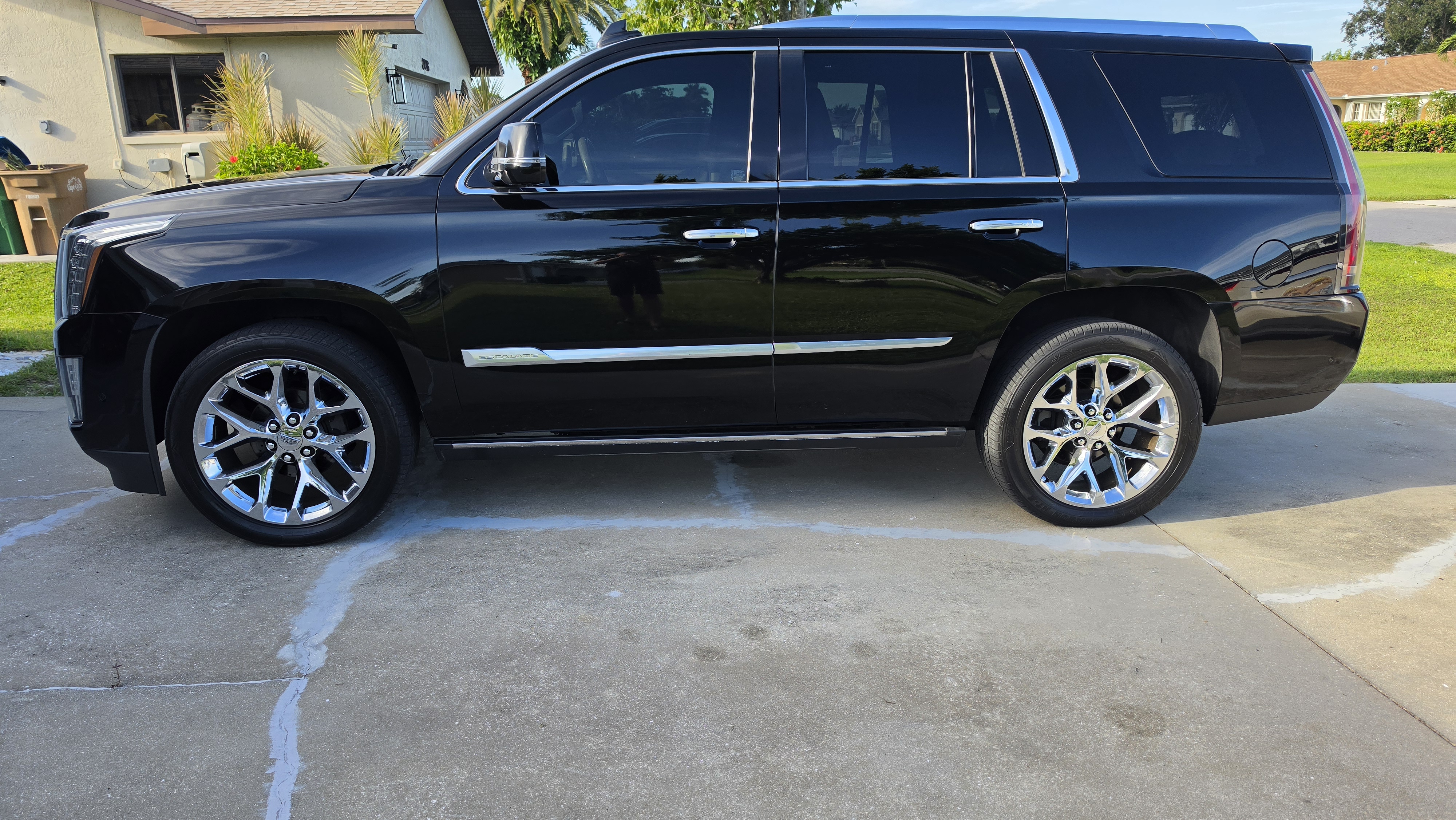 Used 2018 Cadillac Escalade Platinum AWD/4WD image 2