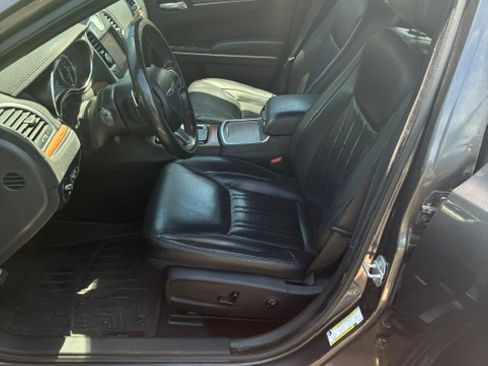 Used 2019 Chrysler 300 C RWD image 4