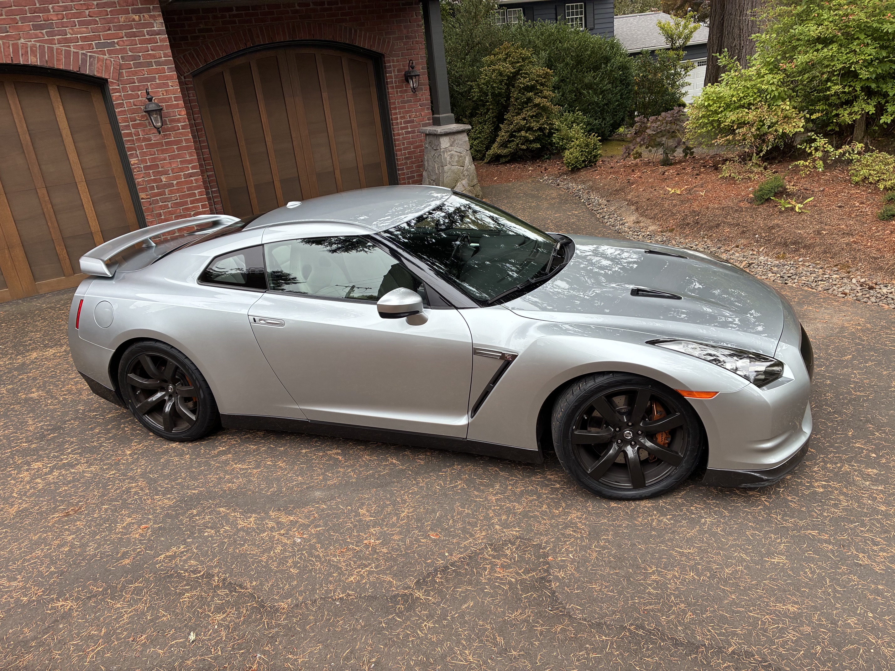 Used 2010 Nissan GT-R Premium AWD/4WD image 2