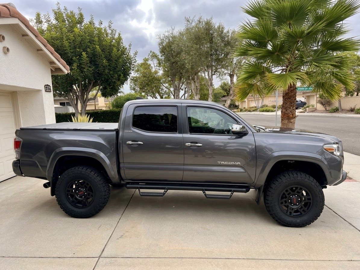 Used 2017 Toyota Tacoma Limited w/ Tow Package AWD/4WD image 5