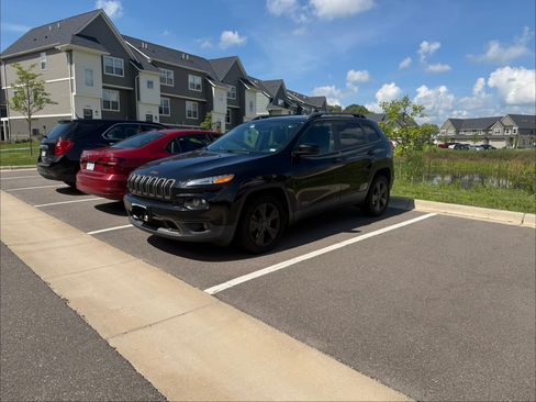 Used 2017 Jeep Cherokee Latitude w/ Cold Weather Group FWD image 4