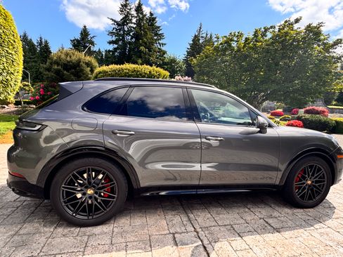 Used 2025 Porsche Cayenne GTS AWD/4WD image 5