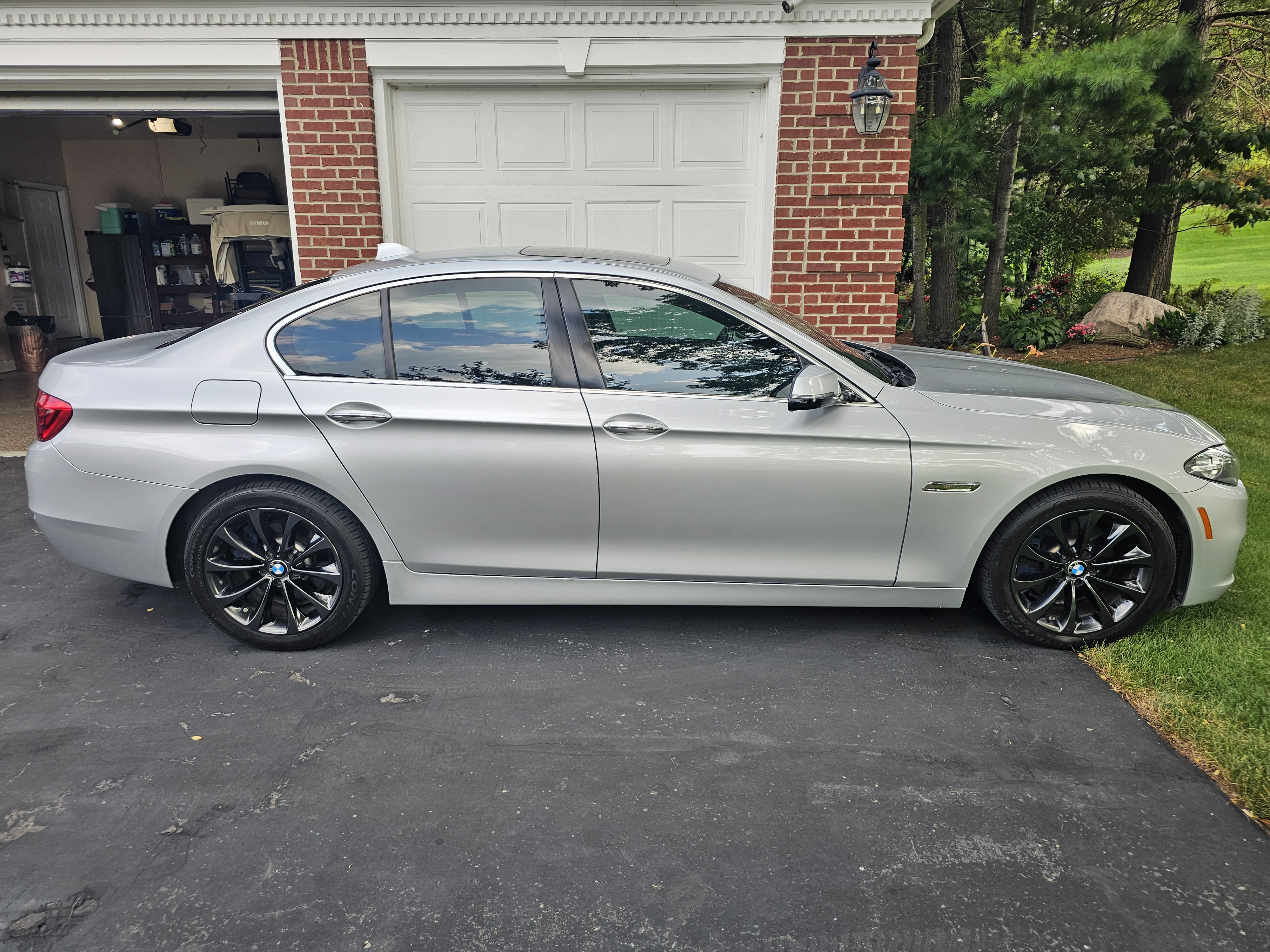 Used 2016 BMW 528i xDrive Sedan AWD/4WD image 2
