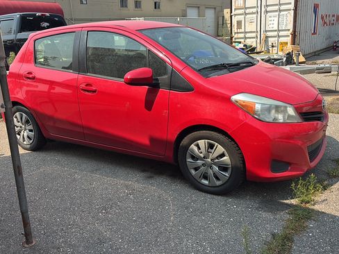 Used 2012 Toyota Yaris LE FWD image 4