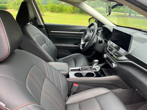 Used 2024 Nissan Altima 2.5 SR w/ SR Premium Package FWD image 8
